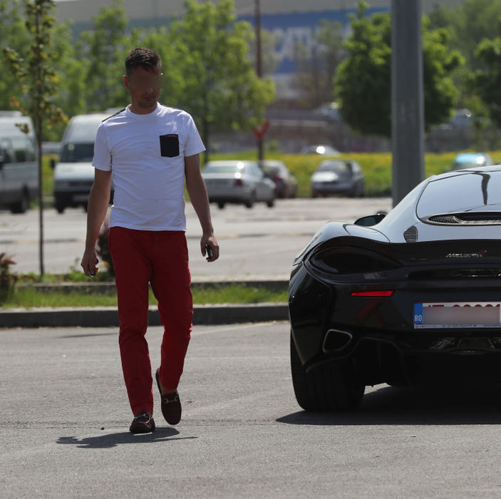 Deşi conduce un bolid McLaren în valoare de 200.000 de euro, cu care le-a înnebunit pe puştoaicele din Dorobanţi, misteriosul milionar este extrem de cumpătat când vine vorba de cumpărături