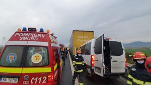 Opt persoane aflate într-o dubă, implicate într-un accident pe A1, în județul Sebeș. FOTO