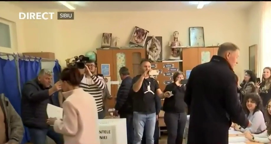 Soția fostului președinte nu a renunțat la haina lungă. (captură video)