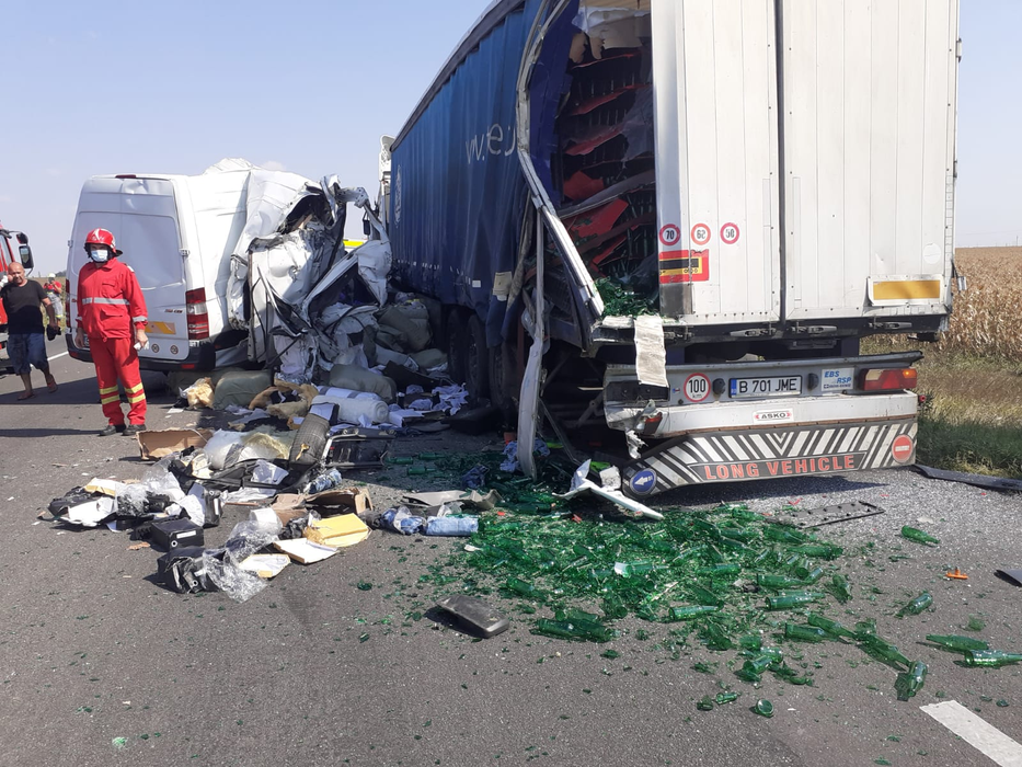 Accident mortal în Ialomița. O dubiță a intrat din plin într-un tir. O femeie a murit pe loc