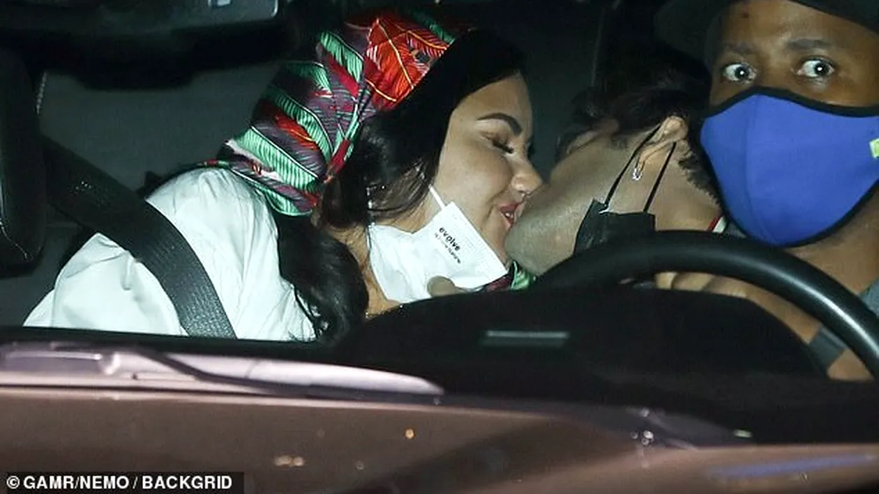 Scene fierbinți între Demi Lovato și logodnicul ei! În spatele șoferului lor, cei doi și-au dat măștile jos și…
