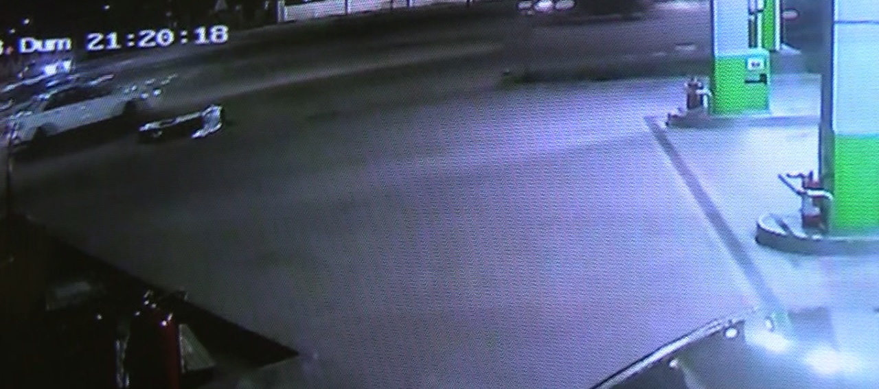 Momentul când mortul a căzut din mașină a fost surprins de camerele de supraveghere ale unei benzinării