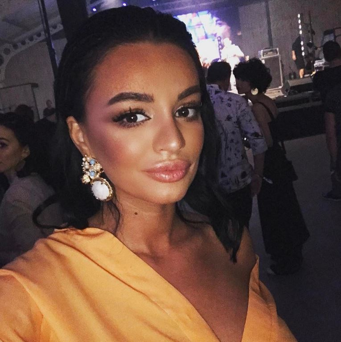Claudia Iosif s-a afişat cu o burtică suspectă