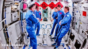 China a lansat o nouă misiune spațială și visează la Lună! Un astronaut ar putea petrece un an întreg în spațiu