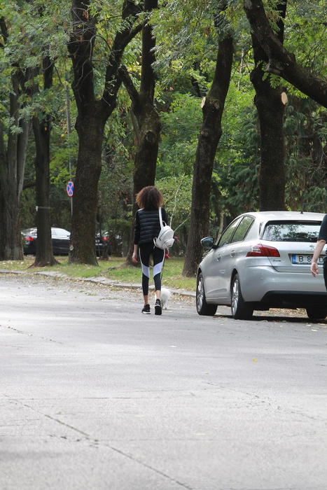 Alice Constantinică, sexy la o plimbare în parc