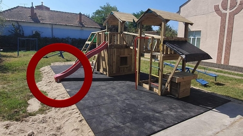 "Dorel" a lovit la Moțăței, în Dolj. A fost inaugurat un loc de joacă unde copiii riscă să se accidenteze