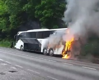 Trafic paralizat pe DN1. Un autocar a fost cuprins de flăcări