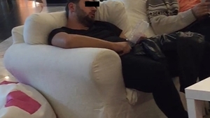 Oamenii au inceput sa rada cand l-au vazut! Cum a fost filmat acest tanar intr-un mall din Bucuresti! S-a asezat pe canapea si...