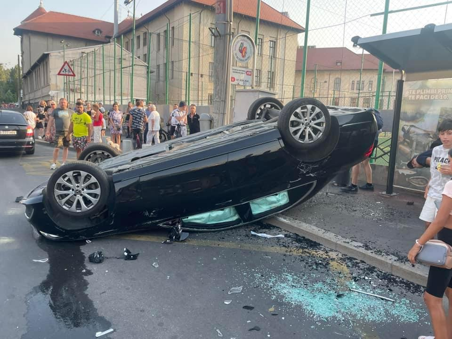 Breaking news! Accident grav în București! O mașină s-a răsturnat în cartierul Tineretului