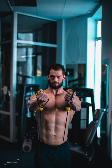Sălile de fitness nu se deschid. Un campion de culturism a găsit rețeta pentru femei: program de antrenament acasă!