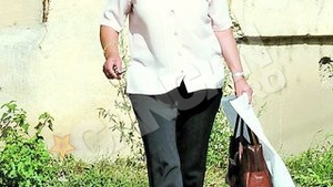 Dintr-un palat de milioane, angajata de proba la o fabrica de confectii! Mama lui Moni, magazionera in Bacau