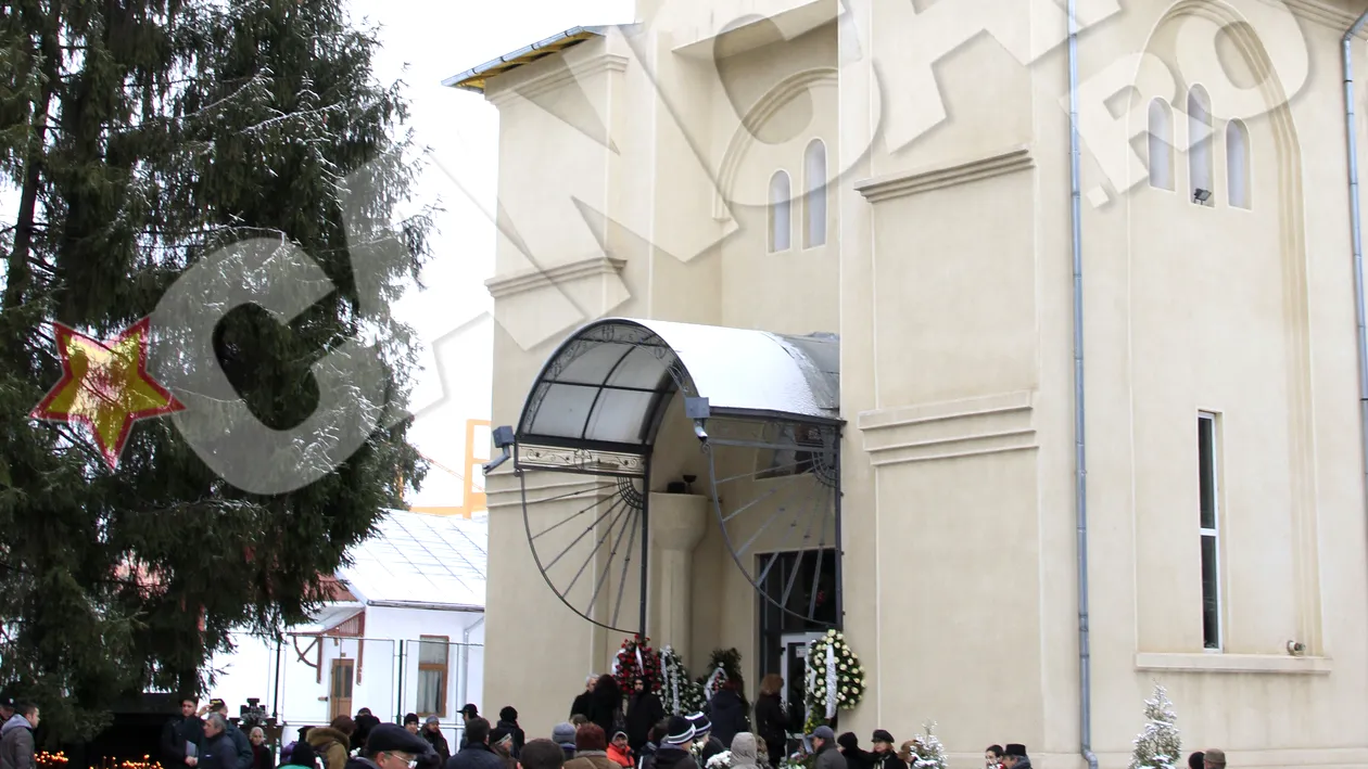 200 de persoane au fost la înmormântarea de la Câmpina a elevei moarte în tabără! Colegii au venit cu autocarul din Bucureşti