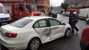 Un şofer urmărit de poliţie a provocat un accident cu trei victime în Cluj