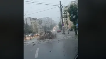 Scene „apocaliptice” la Iași! Arterele principale au fost inundate din cauza ploilor abundente