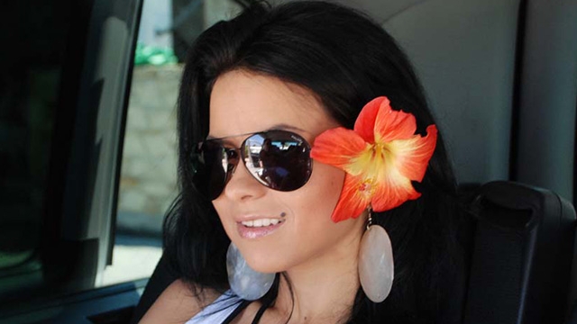 Inna, abordata de un grup de vanzatori ambulanti! Artista s-a oprit si i-a fotografiat: "Tiganii sunt artisti!"