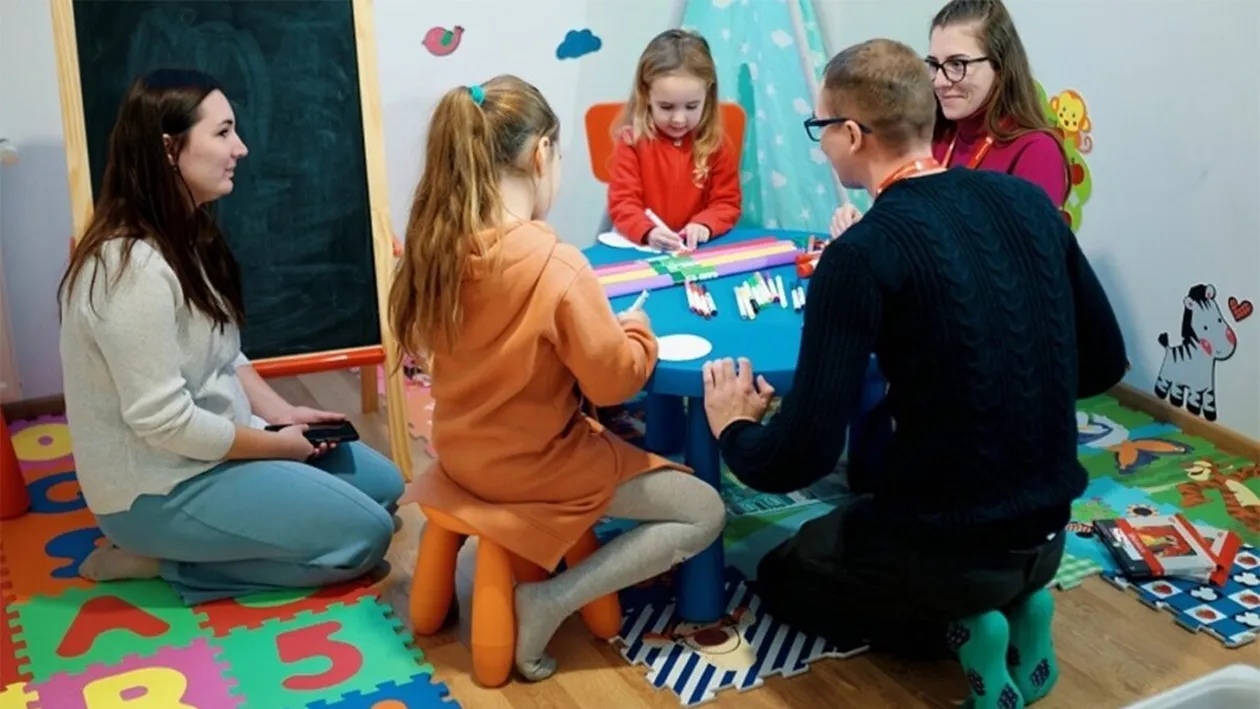 Poveste înduioșătoare cu Anna, Anton și Luca - 3 frați ucraineni refugiați în Botoșani, după ce soldații lui Vladimir Putin le-a bombardat casa