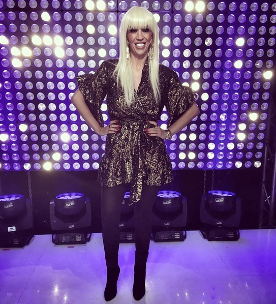 RALUCA BĂDULESCU şi-a schimbat din nou silicoanele? S-a afişat cu un decolteu ameţitor care pare să o dea de gol