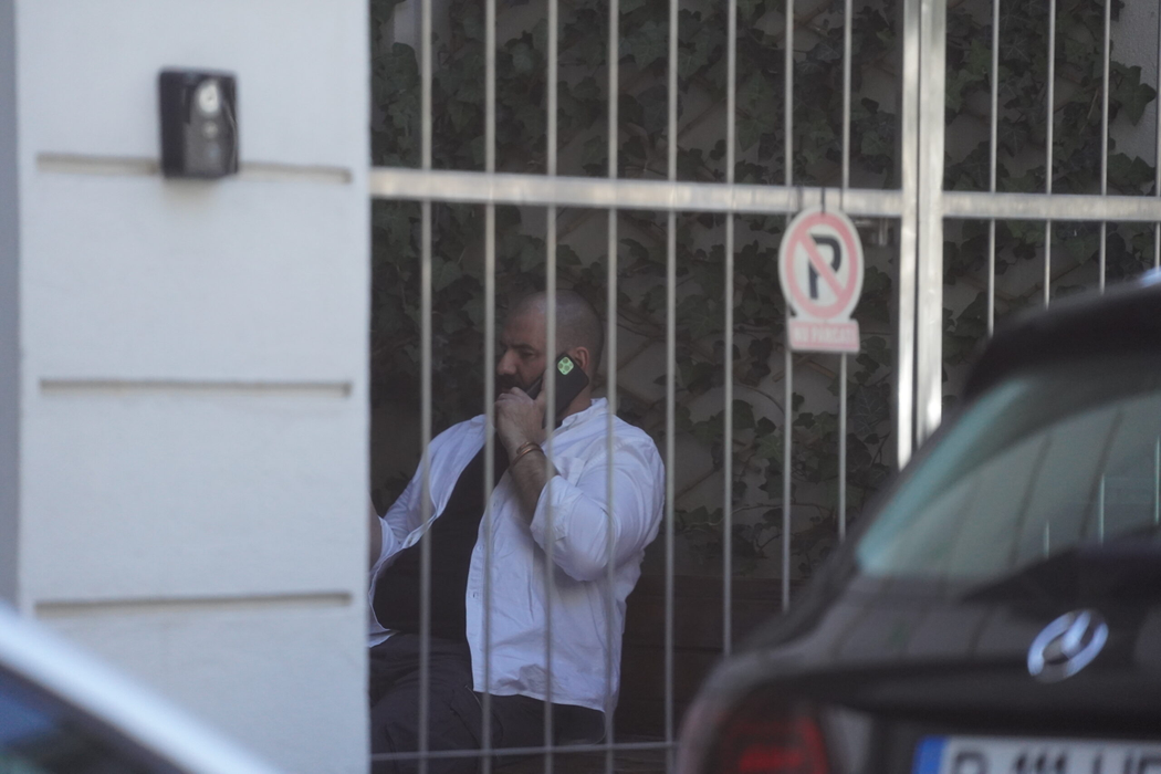 Adrian Hădean așteaptă să ia loc pe scaunul medicului stomatolog, dar are emoții și vorbește la telefon (Foto: CANCAN.RO)