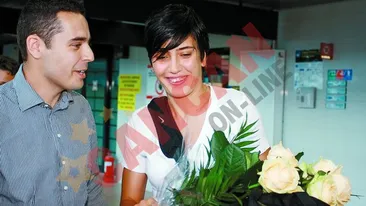 Au asteptat-o la aeroport cu trandafiri albi