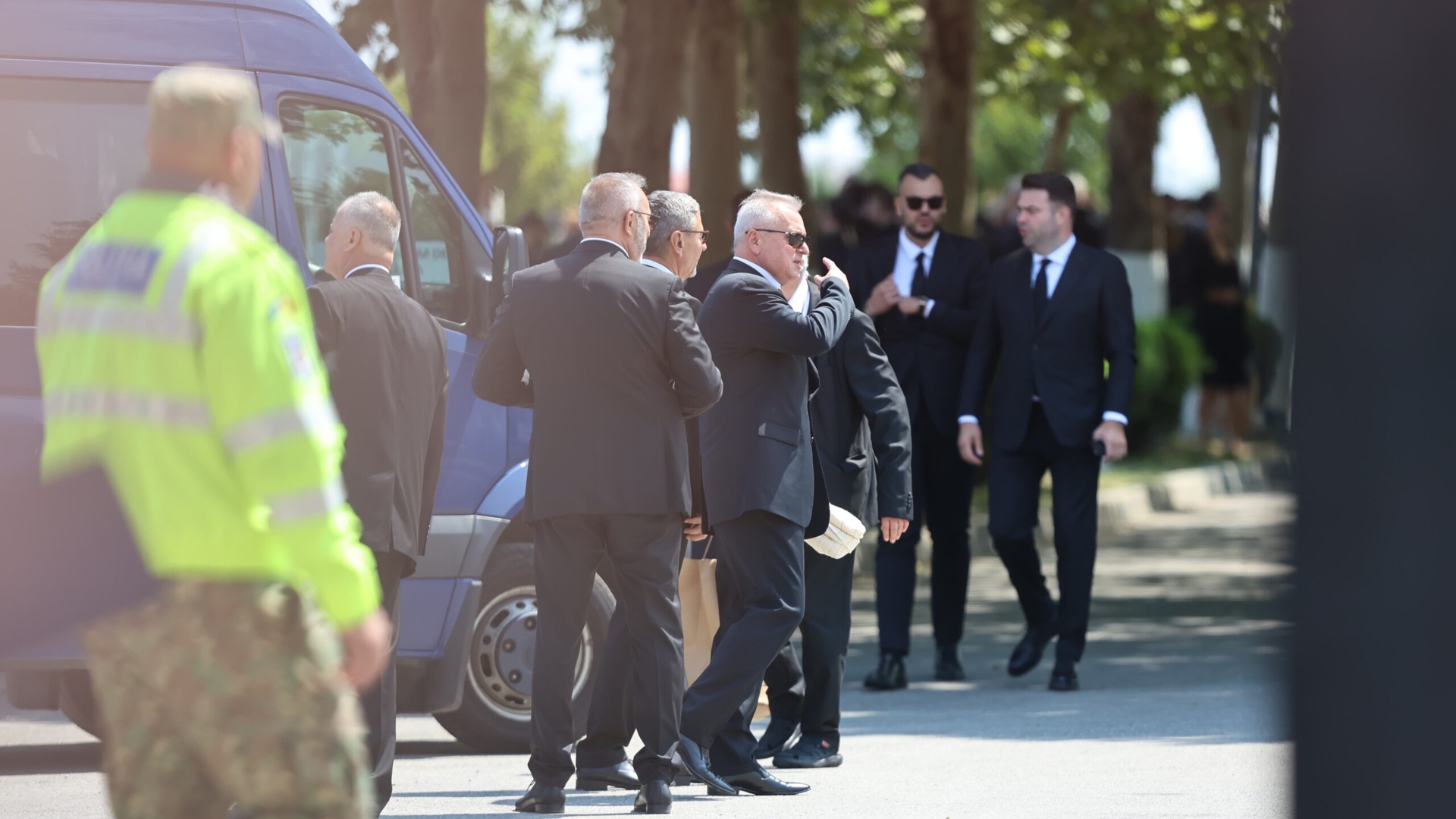 S-a dat pachet, dar cu ”frână”. Ce s-a împărțit la înmormântarea lui Ion Iliescu? Doar 20 de oficialități au primit