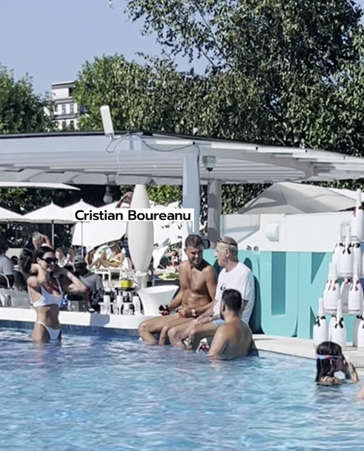 Cristian Boureanu, la piscină alături de câțiva prieteni