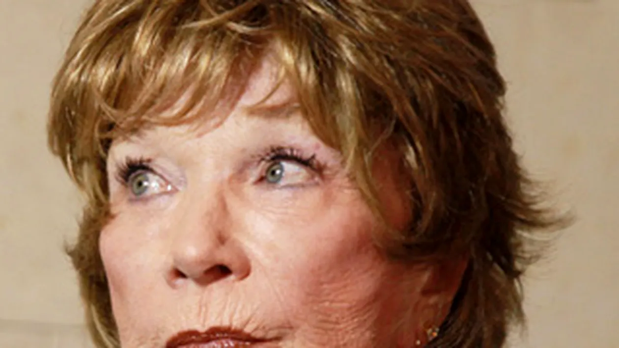 Actrita Shirley MacLaine a fost premiata pentru munca de o viata atat de America, cat si de Franta