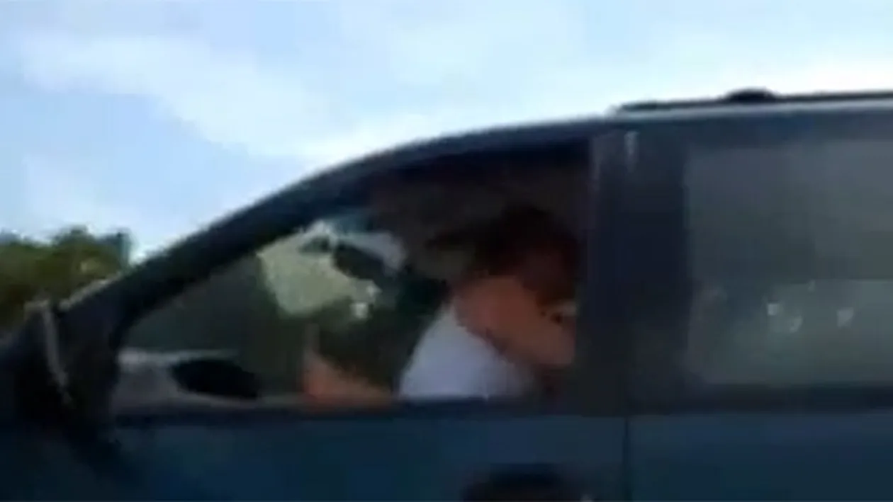 Nu s-au oprit nici când au văzut că sunt filmati! Ce făcea acest sofer cu o tânără, in timp ce conducea?