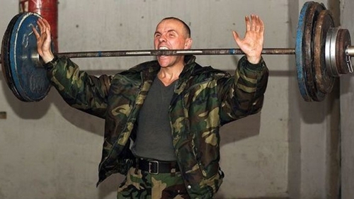Si daca nu e facuta in Photoshop? Vezi imaginea care te va face sa te gandesti ca mergi degeaba la sala - Uite-l pe soldatul asta ce poate sa ridice aproape 150 kg