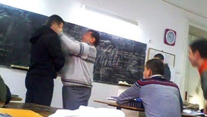 Un profesor a fost bătut măr în timpul orei de doi elevi de gimnaziu! Detalii revoltătoare