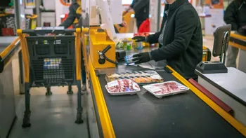 Vinerea Mare, zi liberă de la stat: Cine stă acasă și care este programul magazinelor