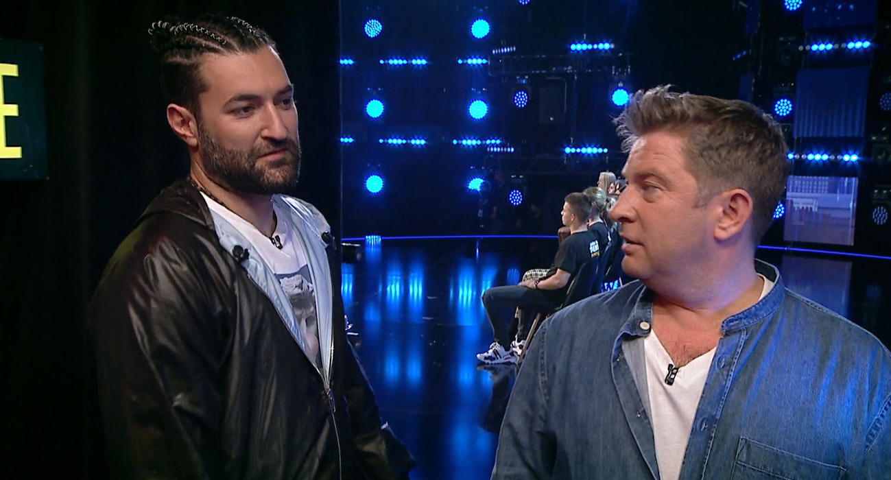 Smiley are un “viciu blând”, dar cu efecte periculoase. Pavel Bartoș l-a dat de gol în timpul filmărilor pentru Românii au Talent: “De-aia nu-mi iese mie hipnoza cu el” | VIDEO