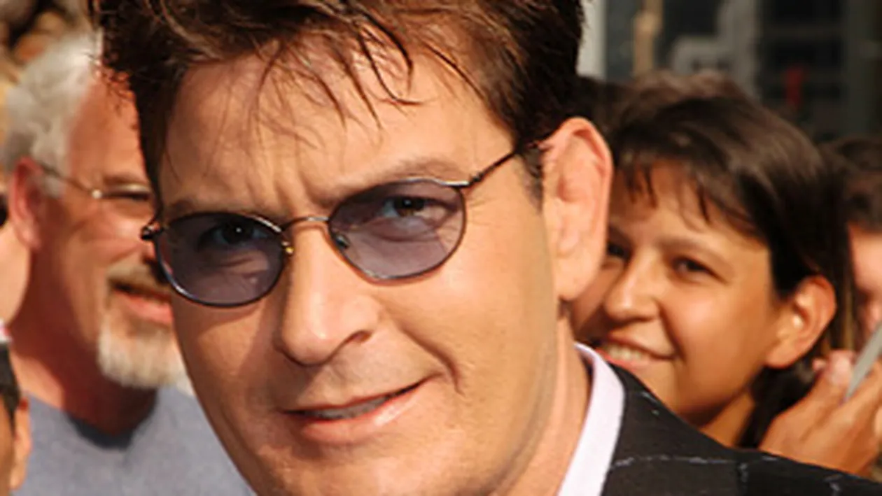 Charlie Sheen si-a prelungit contractul pentru Two and a half men! Va primi doua milioane de dolari pe episod!