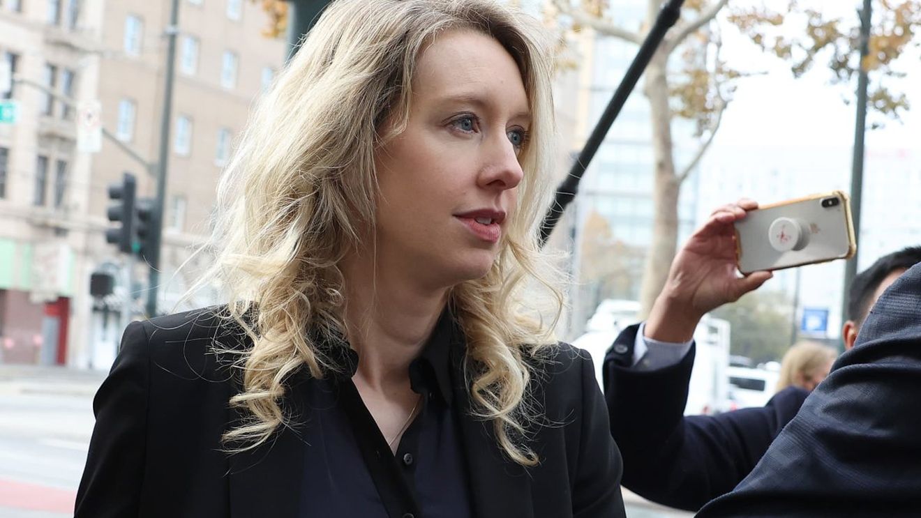 Elizabeth Holmes s-a predat poliției. Fondatoarea companiei Theranos a fost condamnată la 11 ani de închisoare