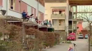 Durerea nu are naționalitate. Nemții cântă ”Bella Ciao” în balcoane, în semn de solidaritate cu italienii afectați dramatic de noul coronavirus | Video emoționant