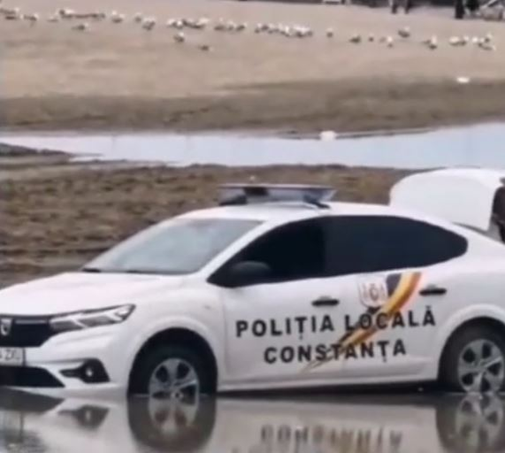Mașina de poliție a rămas împotmolită în nisip, pe o plajă din Constanța