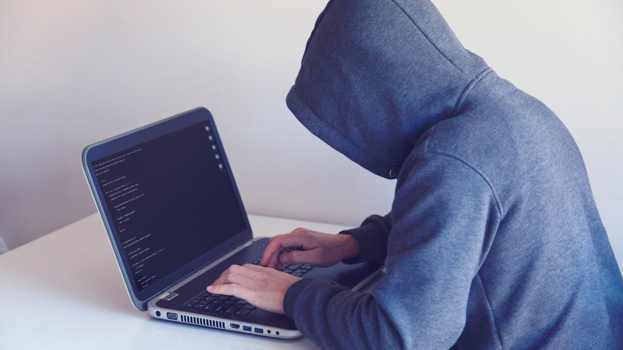 Cum a fost păcălită o femeie de un escroc, prin telefon. A rămas fără mii de lei în cont