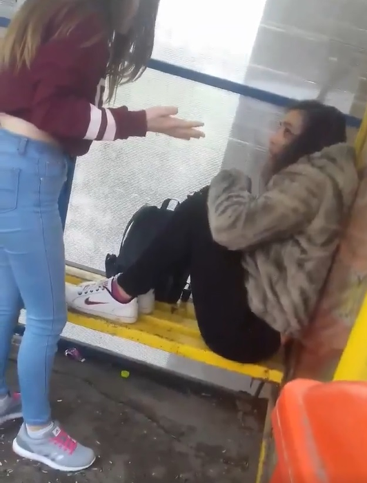 Fata este lovită cu sălbăticie de propriile ei colege