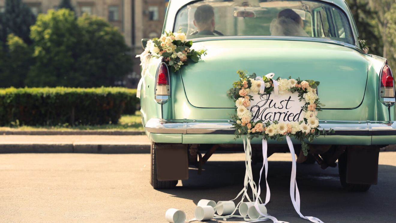 Panică la o nuntă din Râmnicu Vâlcea. S-au tras mai multe focuri de armă în mașina în care se afla mireasa