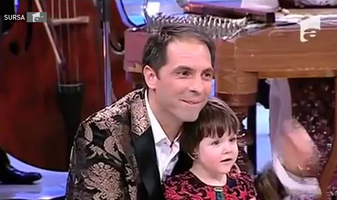 Ce frumoasă este Flori, fetița care a fost hrănită doar cu pufuleți și ceai! Recent, părinții adoptivi i-au arătatpozele când era într-o stare critică: “A început să plângă…”