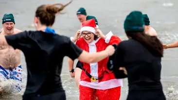 Tradiții neobișnuite de Anul Nou în Europa. De la baia în ape înghețate, până la concerte și parade fastuoase