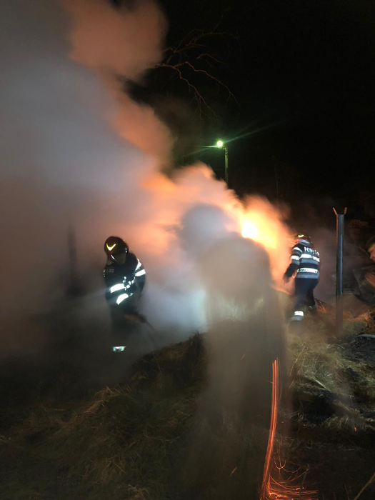 Incendiu puternic într-o comună din Argeș. Focul a făcut ravagii la un depozit de furaje și utilaje