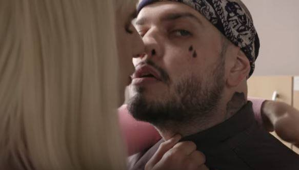 Imagini explozive: BRomania, filmat în timp ce se săruta cu un bărbat pe gură