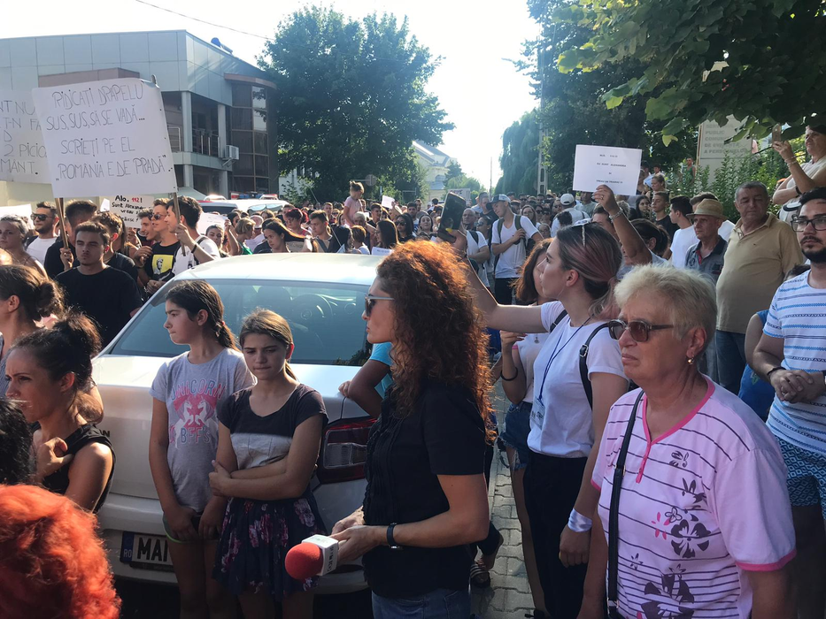 Sute de oameni protestează la Caracal