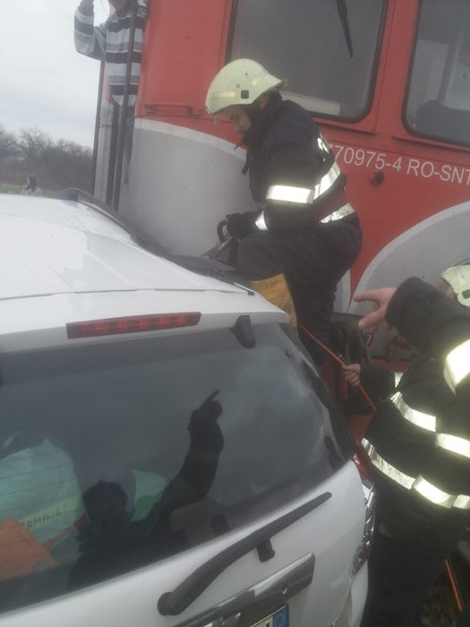 Mașină lovită de tren în județul Vâlcea. Traficul feroviar este blocat. FOTO