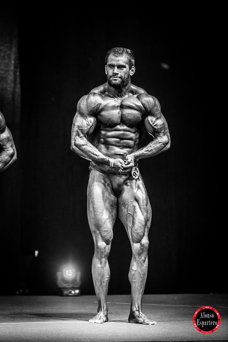 El e culturistul român care se antrenează și-n bucătărie pentru titlul de Mr. Olympia: ”Îmi prinde bine această perioadă!”