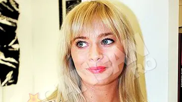 Laura Cosoi, reuniune de clasa in rochia de acum 10 ani. A fost insotita de bunica!