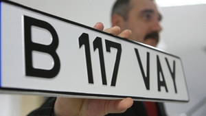 Secretul numerelor auto speciale! Şoferii cred că sunt invincibili dacă îşi pun ASTA pe maşină!