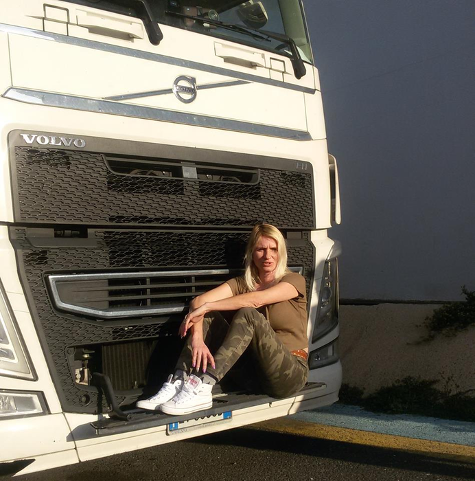 Sexy-românca șofer de TIR în Spania. Ce îi transmit colegii Crinei prin stație când o văd