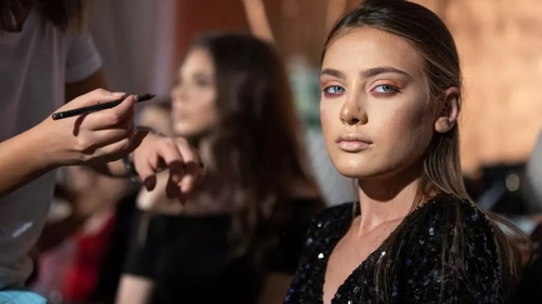 O mai ții minte pe Adina, fetița care trăia lângă groapa de gunoi la limita sărăciei? Cum arată și cu ce se ocupă acum