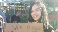 Cum a făcut rost de bani o tânără care era la mare. Gestul ei a devenit viral:  Dacă ai ^#&@ mică, dă 1 leu pentru berică